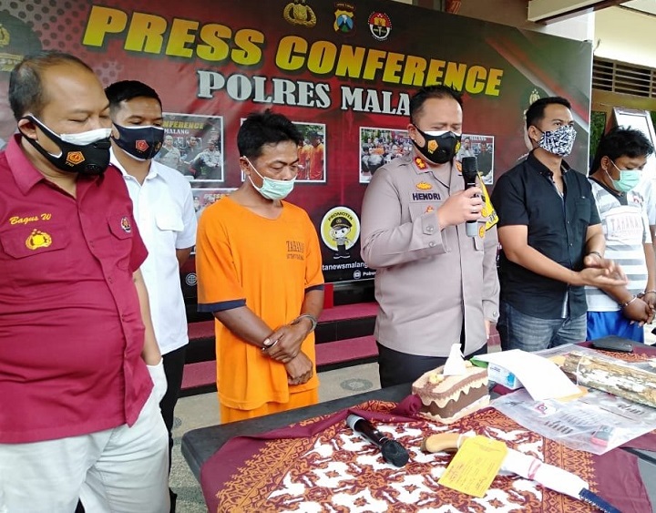 Kapolres Malang, AKBP Hendri Umar menunjukkan para pelaku pembunuhan dan barang bukti dalam rilis kasus di mapolres Malang. 