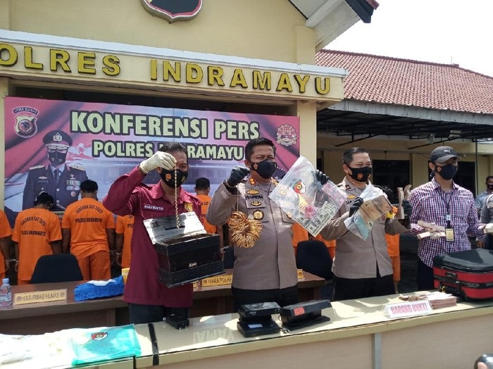 Polres Indramayu saat merilis kasus peredaran uang palsu. 