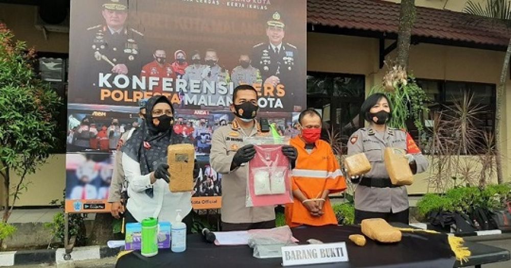 Kapolresta Malang Kota, Kombes Pol Leonardus Simarmata saat menunjukkan tersangka beserta barang bukti narkoba