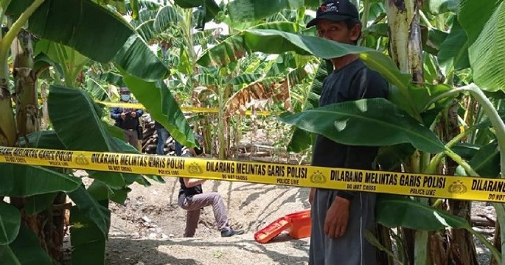 Polisi melakukan olah TKP di lokasi kejadian.