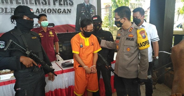Kapolres Lamongan AKBP Harun menunjukkan pelaku penganiayaan yang menyebabkan Karmola (74) tewas.