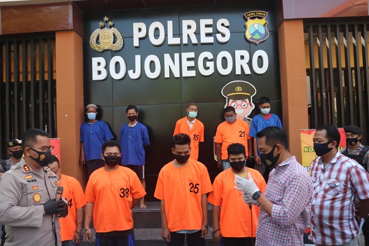 Kapolres Bojonegoro AKBP Budi Hendrawan didampingi Kasatreskrim AKP Iwan Heri P saat menginterogasi keempat tersangka pencurian gabah. 