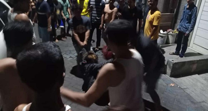 AS menjadi bulan-bulanan warga yang geram akan aksinya karena mencuri motor milik salah seorang warga. SP/Septyan