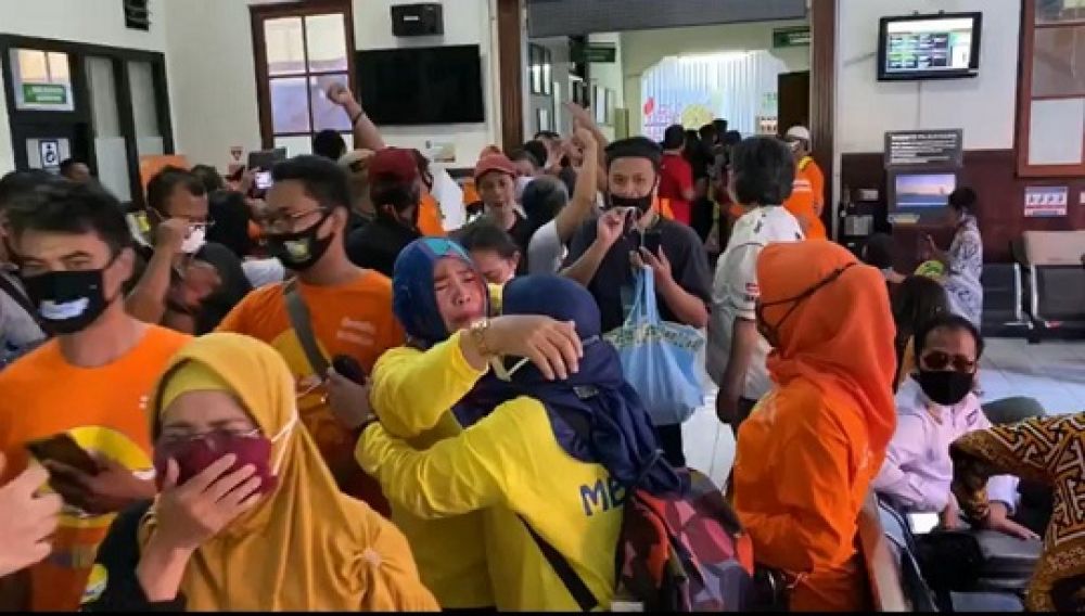 Ratusan nasabah MeMiles bersuka cita saat mengetahui bos MeMiles divonis bebas oleh majelis hakim. SP/Budi