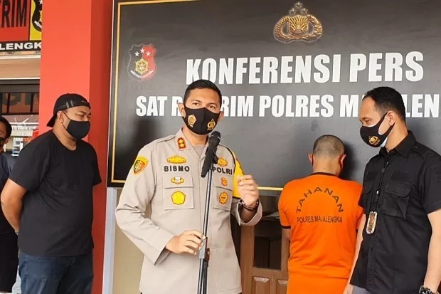 Tersangka IW dihadirkan polisi saat rilis di Mapolres Majalengka