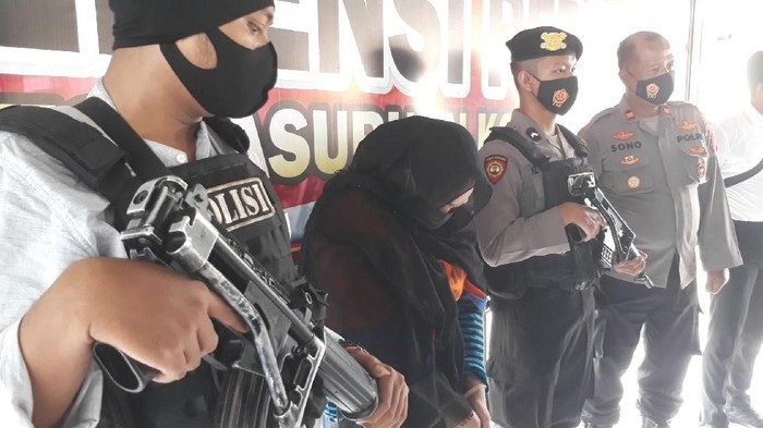 Silfia Anggraini (39) diamankan polisi setelah terbukti membunuh Eko Setiyo Budi (34) yang tak lain adalah suami sirinya. 