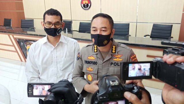 Kabid Humas Polda Jatim Kombes Trunoyudo Wisnu Andiko saat memberikan keterangan kepada media.