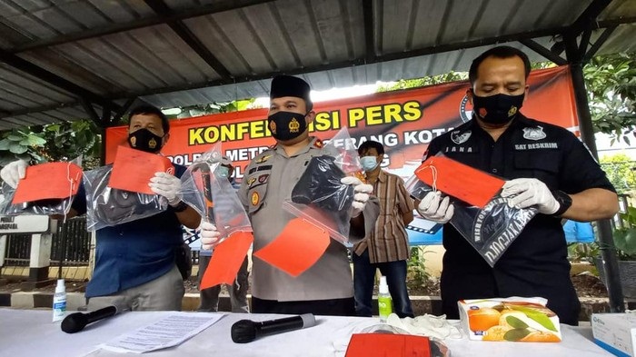 Polsek Jatiuwung menunjukkan barang bukti kasus pembunuhan pengusaha nugget Kit Fo yang mayatnya ditemukan bersimbah darah di pinggir jalan.