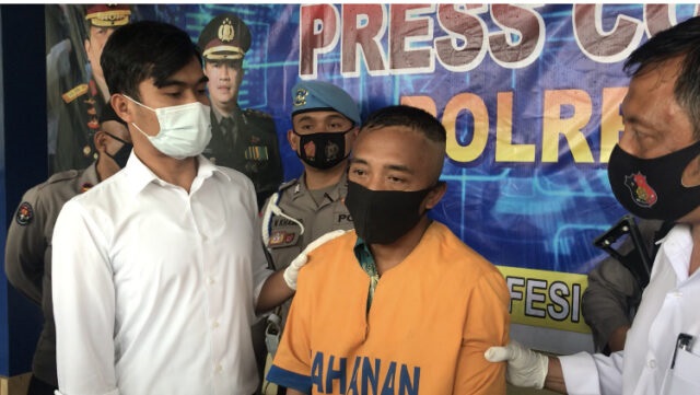 Polisi menghadirkan Solihin pelaku pembunuhan Buni yang tewas bersimbah darah pada Senin (7/12) lalu.