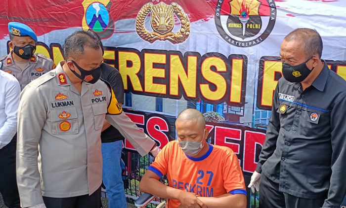 Kapolres Kediri AKBP Lukman Cahyono saat menanyai tersangka saat rilis kasus di mapolres. 