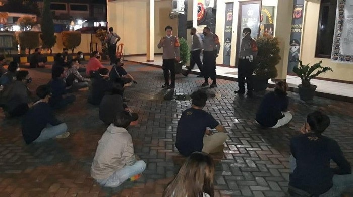 Petugas memberikan teguran terhadap para pemuda yang menggelar pesta miras di sebuah villa di Bogor, Sabtu (3/10) malam. 