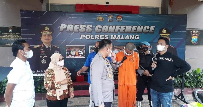 Kapolres Malang AKBP Hendri Umar menanyai pelaku dalam rilis di Mapolres Malang.