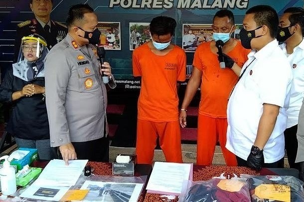 Polisi saat menanyai pelaku dalam rilis di Polres Malang. 