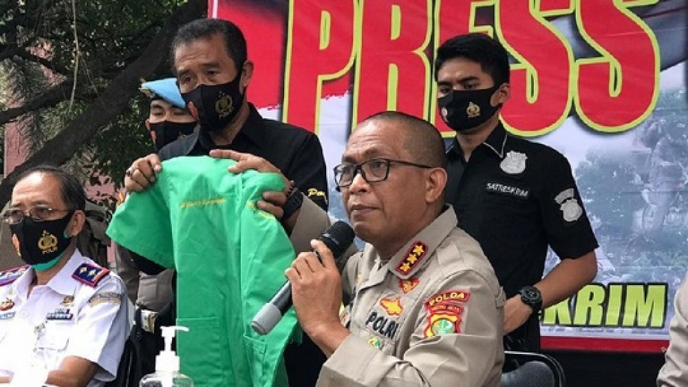 Kabid Humas Polda Metro Jaya Kombes Yusri Yunus baju operasi yang digunakan pelaku yang telah dicqantumkan gelar dokter oleh pelaku.