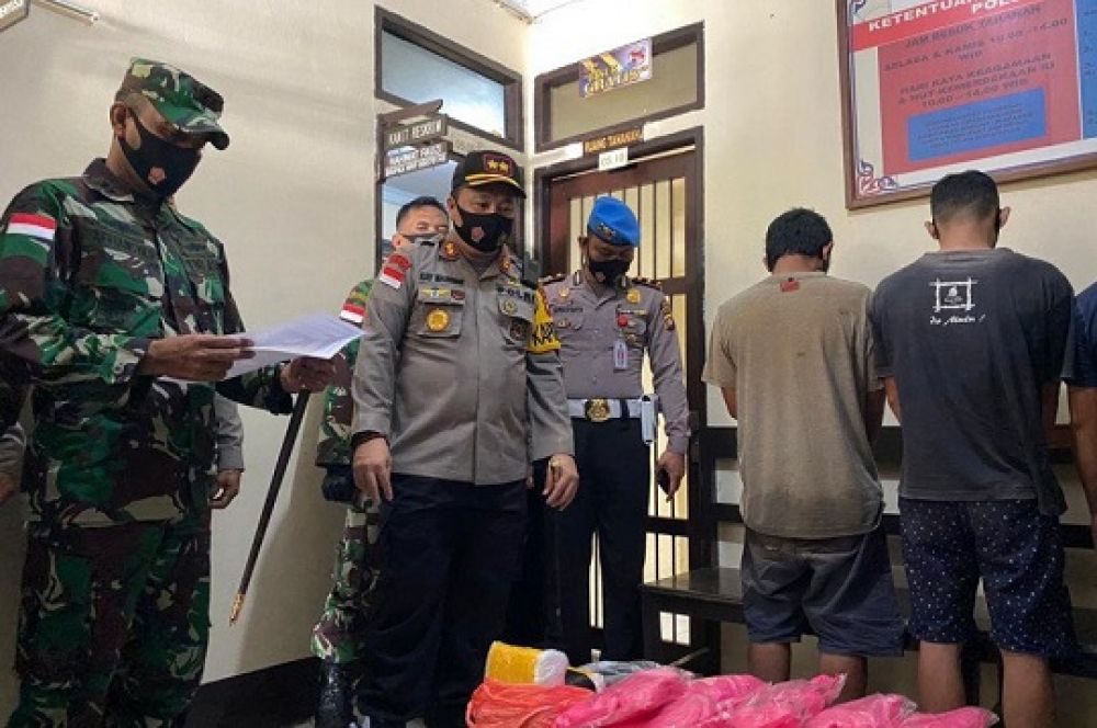 Tim gabungan berhasil menggagalkan penyelundupan 12 kilogram sabu dan menangkap 3 tersangka yang diduga kurir di perbatasan Sekayam (Kalbar)-Malaysia.