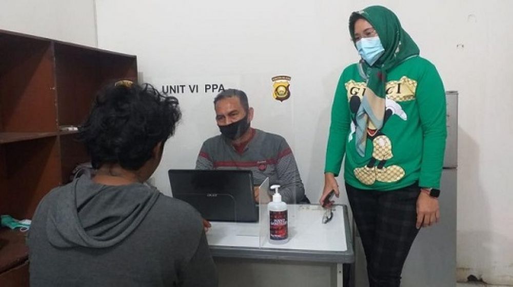 Helios Juliantara saat menjalani pemeriksaan akibat mengancam membunuh sang anak.