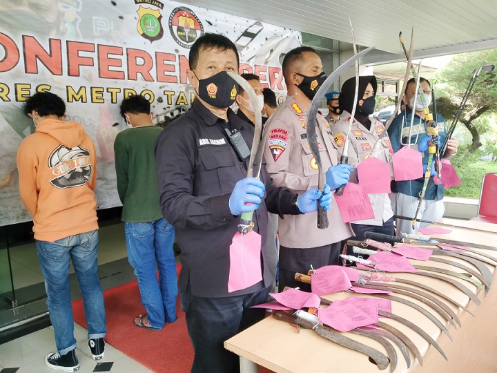 Polisi menunjukkan senjata tajam yang diamankan dari para remaja yang diduga hendak menggelar aksi tawuran. 