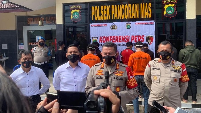  2 remaja ditetapkan polisi sebagai tersangka dalam tawuran antar remaja yang mengakibatkan seorang pelajar tewas terkena sabetan senjata tajam. 