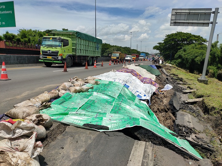 Ruas Jalan Tol Surabaya-Gempol yang ambles. SP/Hendarwanto