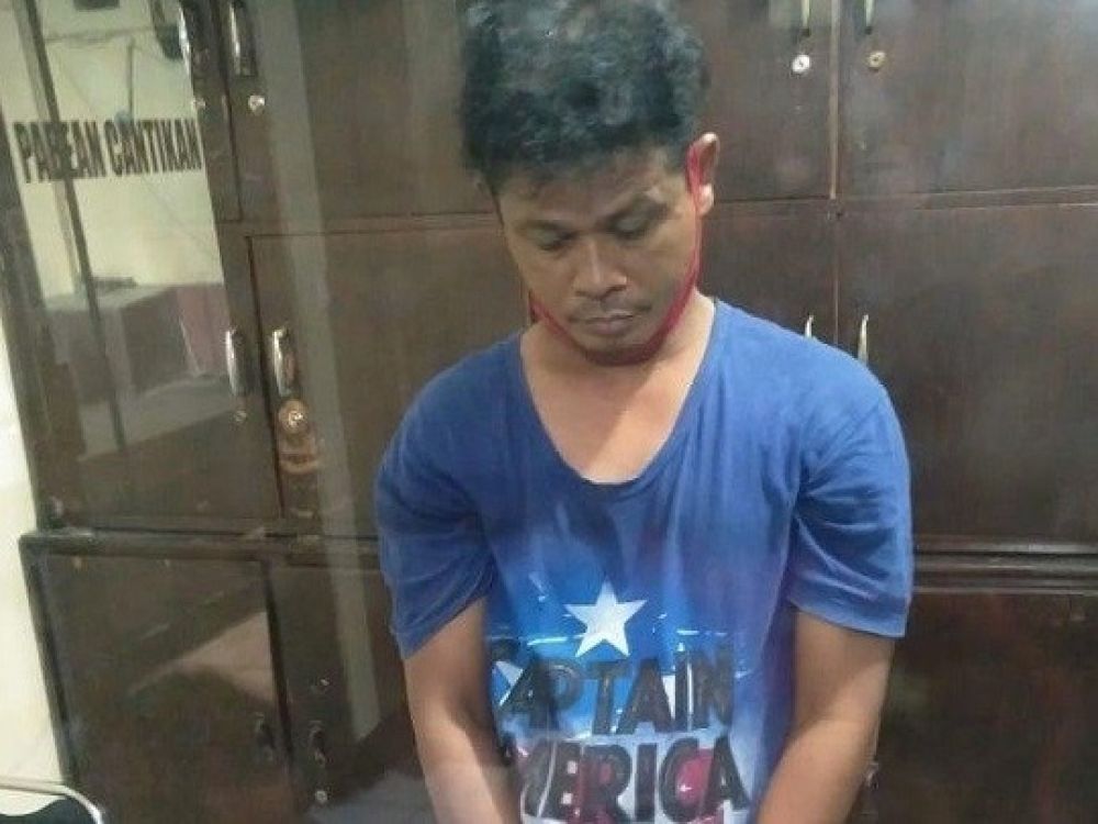 Tersangka dan barang bukti sabu saat diamankan petugas. 