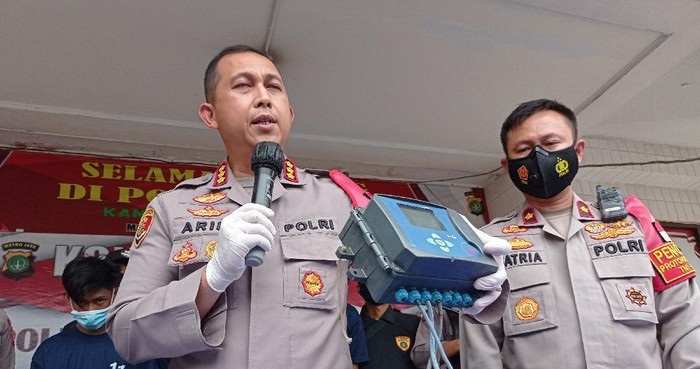 Polisi menunjukkan barang bukti dalam rilis kasus pencurian pipa gas di Cakung. 