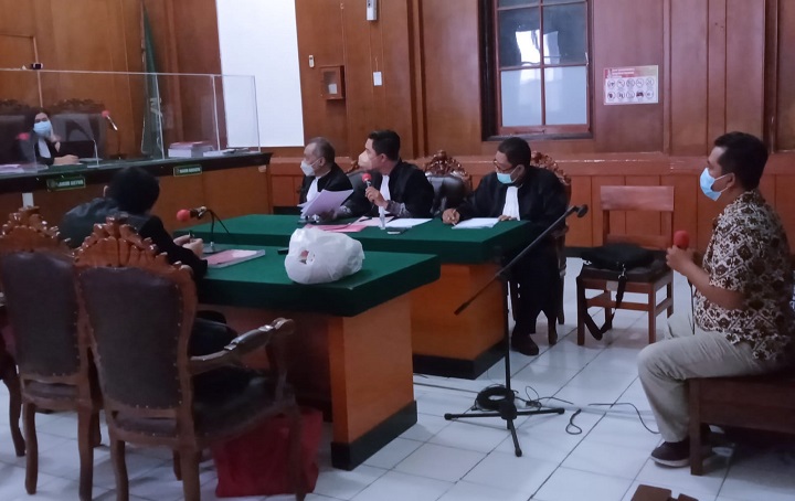 Saksi meringankan, yakni Dr Erieko Harisusanto, yang dihadirkan Penasihat Hukum terdakwa, memberikan keterangan di ruang Candra PN Surabaya, Kamis (04/11/2021). SP/Budi Mulyono