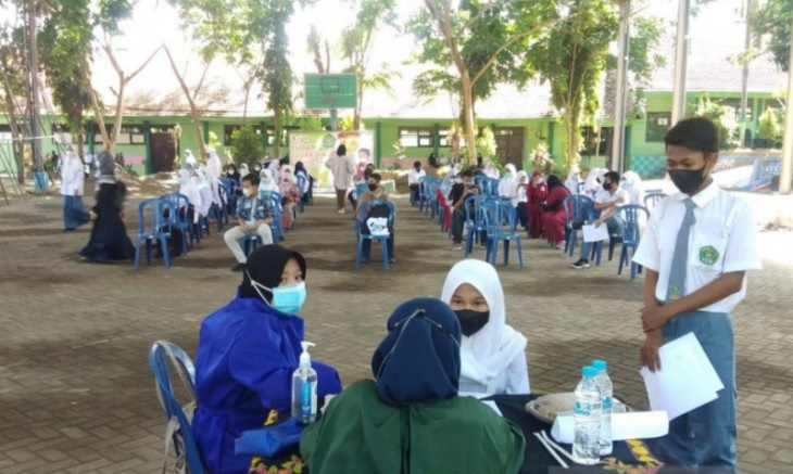 Pelajar di MAN 2 dan MTsN 2 Probolinggo mengikuti vaksinasi COVID-19 di gelanggang olahraga milik madrasah setempat di Probolinggo, Selasa (3/8/2021).