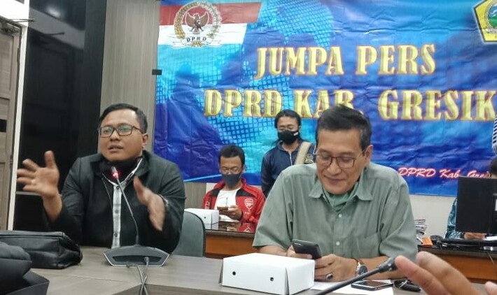 Syaikhu Busyiri (kanan) dan Sholahuddin saat menggelar jumpa pers di Ruang Komisi DPRD Gresik. SP/M.AIDID