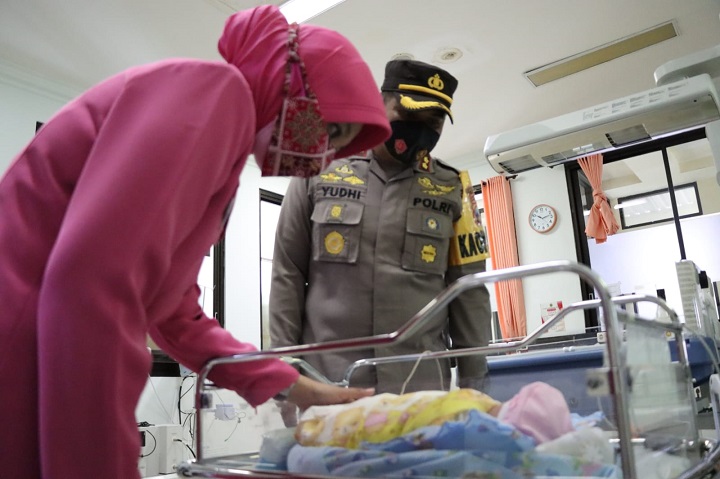 Ny Dian Yudhi Hery Setyawan istri Kapolres Blitar Kota didampingi suami lihat kondisi bayi perempuan yang dirawat RSUD Mardi Waluyo. SP/Hadi Lestariono