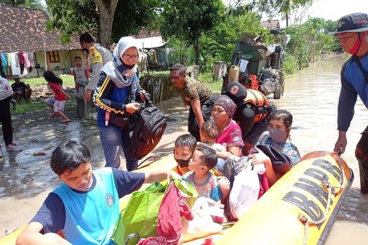Petugas mengevakuasi warga terdampak banjir di Madiun beberapa waktu lalu.