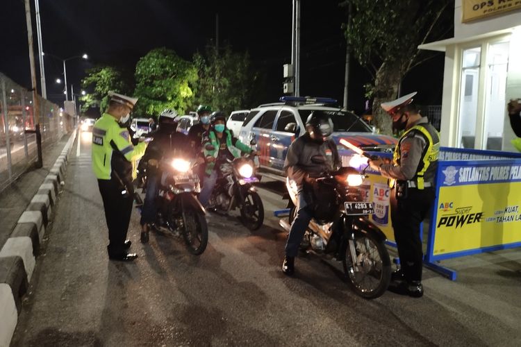 Penyekatan dan pemerikasaan pada pengendara bermotor di area jembatan suramadu. SP/KPS