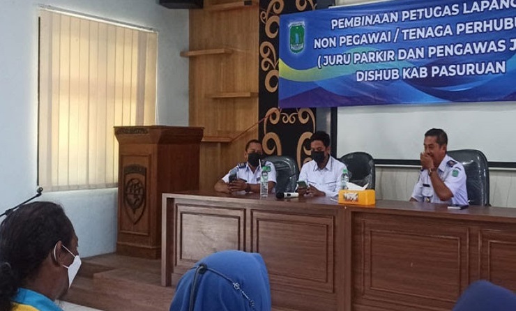 Kadishub Kabupaten Pasuruan Agus Hari Wibawa saat pembinaan bersama jukir. Foto: SP/Ris