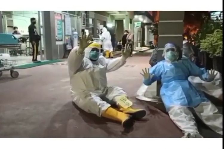 Sejumlah nakes kelelahan menunggu kedatangan pasien di RSUD Ponorogo, Sabtu (26/6/2021) malam. SP/Tangkapan layar Instagram