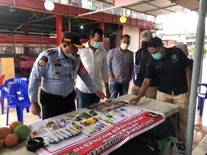 Lembaga Pemasyarakatan (Lapas) Kelas IIB Mojokerto gelar penggeledahan kamar hunian warga binaan pemasyarakatan (WBP), Selasa siang (6/4).  SP/Dwy Agus Susanti