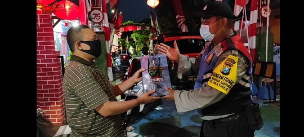Warga yang patuh bermasker mendapatkan bingkisan dari Mobil Sehatmu Semangatku Loss Doll besutan Satresnarkoba Polrestabes Surabaya. SP/Jemmy