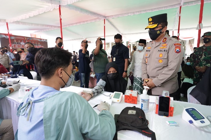Kapolda Jawa Timur Irjen Pol Nico Afinta bersama Pejabat Utama Polda Jatim dan Forkopimda Kabupaten Jombang meninjau vaksinasi di Ponpes Mambaul Ma'arif, Jombang. SP/Doc