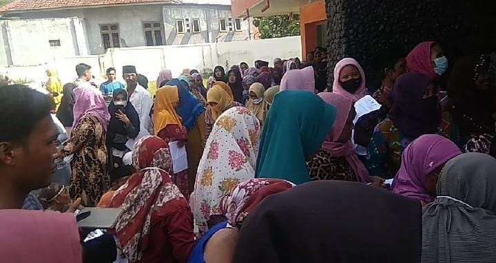 Kelompok penerima bantuan sosial sembako tunai di kantor Pos Omben terancam kisruh.