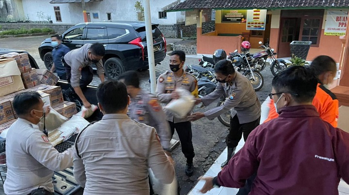 Penyaluran bantuan kepada warga terdampak gempa. SP/Lim