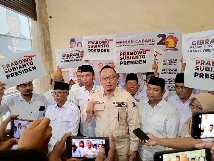 Para Ketua PAC Gerindra se-Kabupaten Gresik saat membacakan deklarasi dukungan terhadap Gibran Rakabuming Raka sebagai Cawapres pendamping Capres Prabowo Subianto, Rabu (11/10). SP/Grs