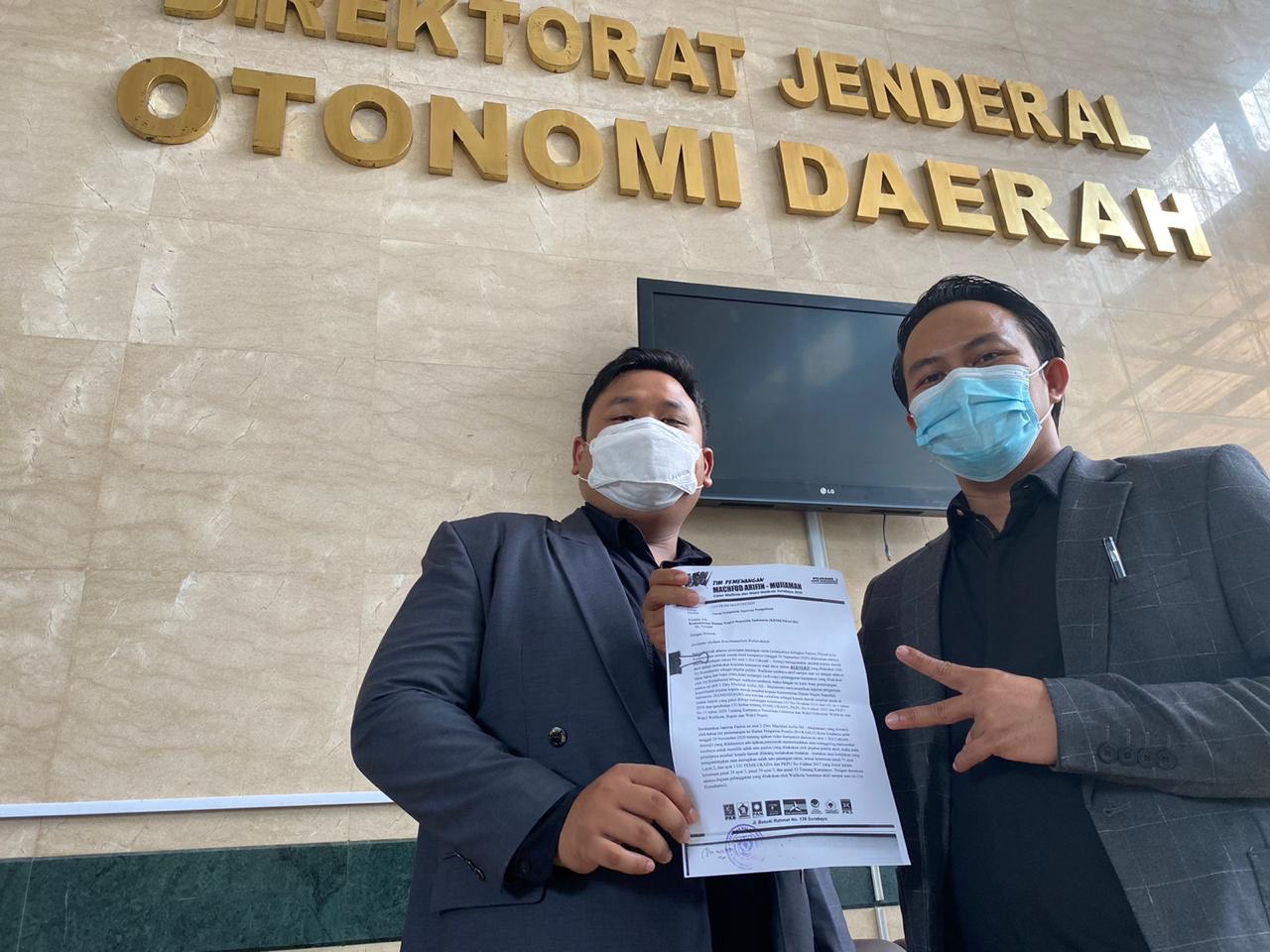 Kuasa hukum paslon 2 Machfud Arifin-Mujiaman, Sahid melaporkan ASN DKRTH dan Dinsos Surabaya.SP/ALQOMARUDDIN.