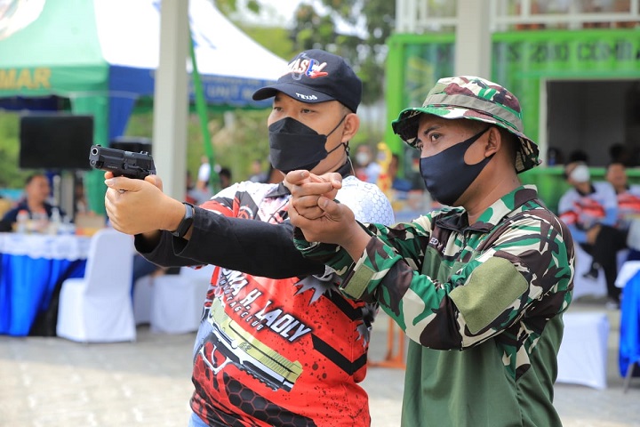 Uji ketangkasan menembak yang digelar Kanwil Kemenkumham Jatim yang melibatkan seluruh kepala satker jajarannya. SP/Budi Mulyono