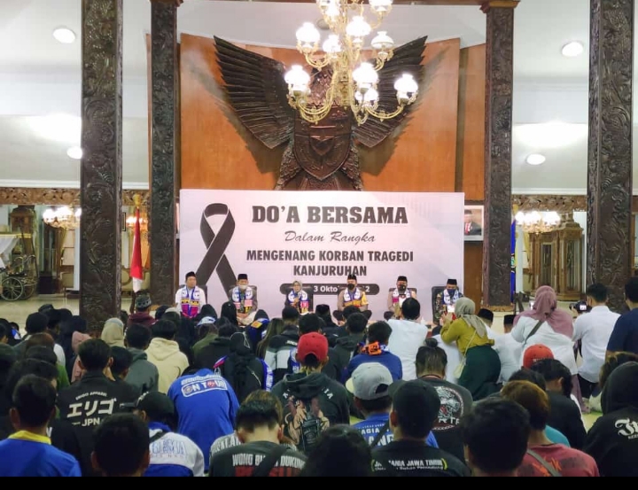 Doa bersama untuk mengenang korban Tragedi Kanjuruhan di Pendopo Kabupaten Blitar. SP/Hadi Lestariono