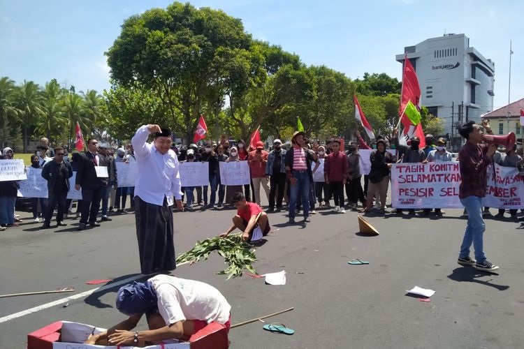 Aksi demo menolak kegiatan tambak dan pertambangan di depan kantor Pemkab Jember.
