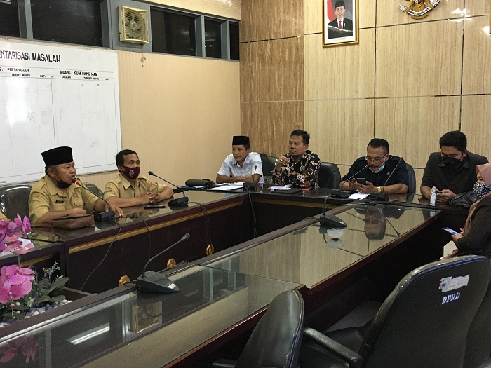 PPDI Jember saat wadul ke Komisi A DPRD Jember tentang belum dibayarnya penghasilan tetap mereka selama lima bulan, Senin (3/5/2021). SP/ DPRD Jember