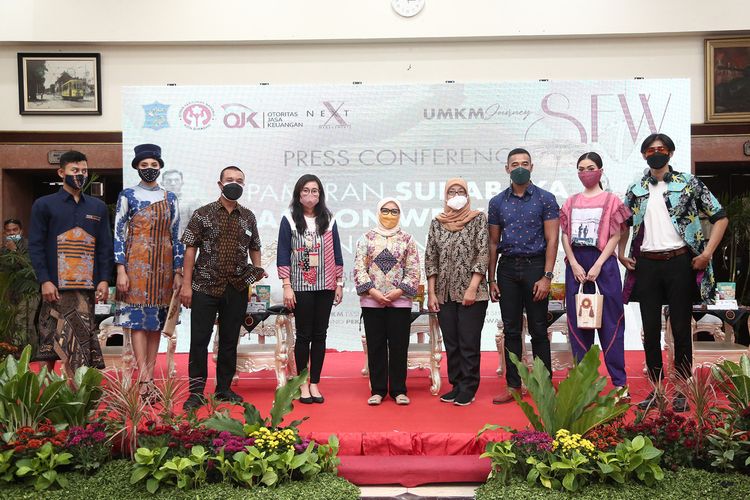 Pemerintah Kota (Pemkot) Surabaya bersama Dewan Kerajinan Nasional Daerah (Dekranasda) Kota Surabaya, berupaya membangkitkan perekonomian Usaha Mikro Kecil Menengah (UMKM), dengan menggelar Surabaya Fashion Week (SFW) 2021