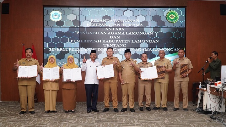 Bupati Lamongan bersama jajarannya menunjukan hasil MoU dengan PA. SP/MUHAJIRIN KASRUN
