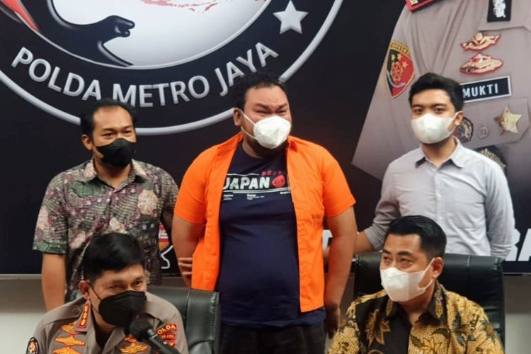 Fico dirilis depan wartawan di Polda Metro Jaya, Jumat (14/1/2022).