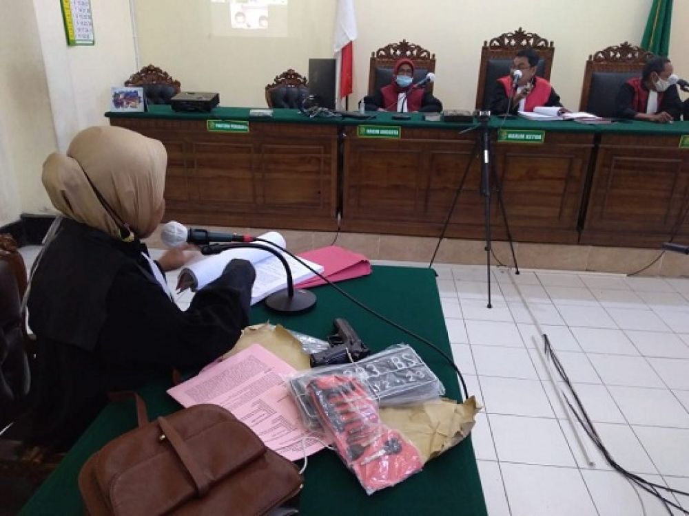 Terdakwa Huzain dan Agus menjalani sidang keterangan saksi melalui video telekonferensi di PN Surabaya, Senin (6/7/2020).SP/BUDI