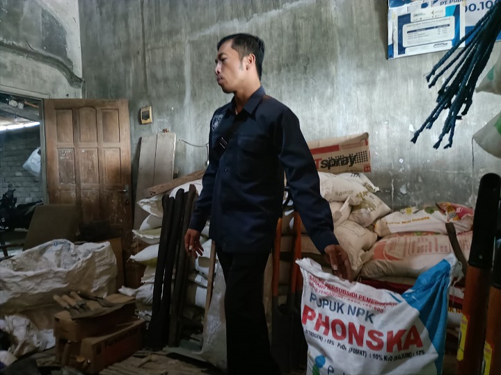 Satgas Pangan Ipda Yuno Sakaito saat melihat di sudut salah satu kios Pupuk subsidi. SP/Lestariono