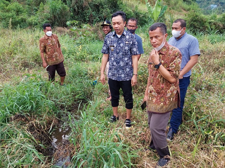 Wabup Blitar Rahmad Santoso (celana hitam yang di singsingkan) beberapa waktu lalu bersama Ketua Komisi 3 DPRD Kab Blitar Sugiyanto sidak pencemaran limbah PT Greenfields. SP/Hadi Lestariono